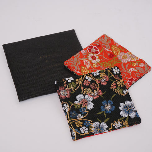 ランダムで2種類のコースターがセットになっています