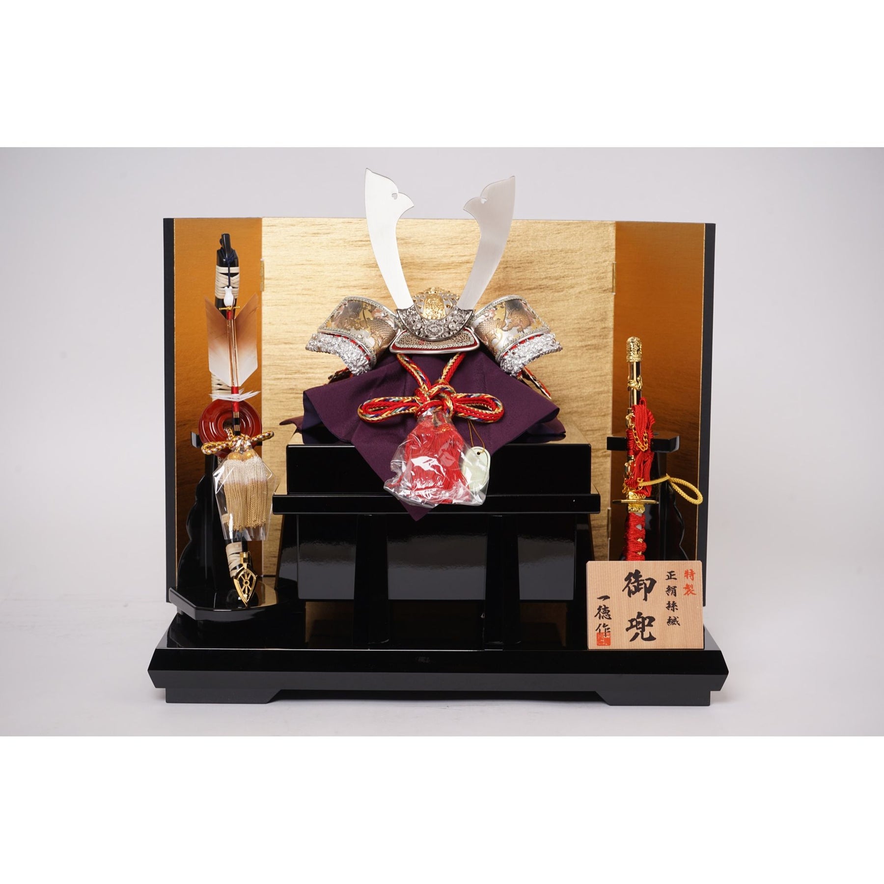 銀彫金兜 櫃平飾り